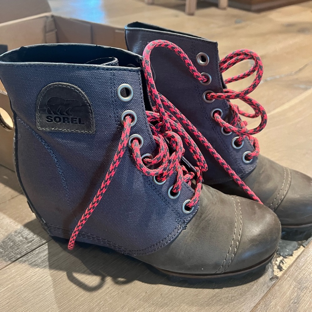 Sorel wedge bootie size 8.5 - perfect for mountain vacation